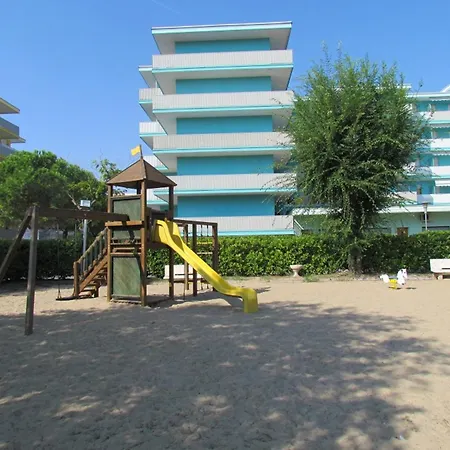 公寓 With Balcony In A With Pool